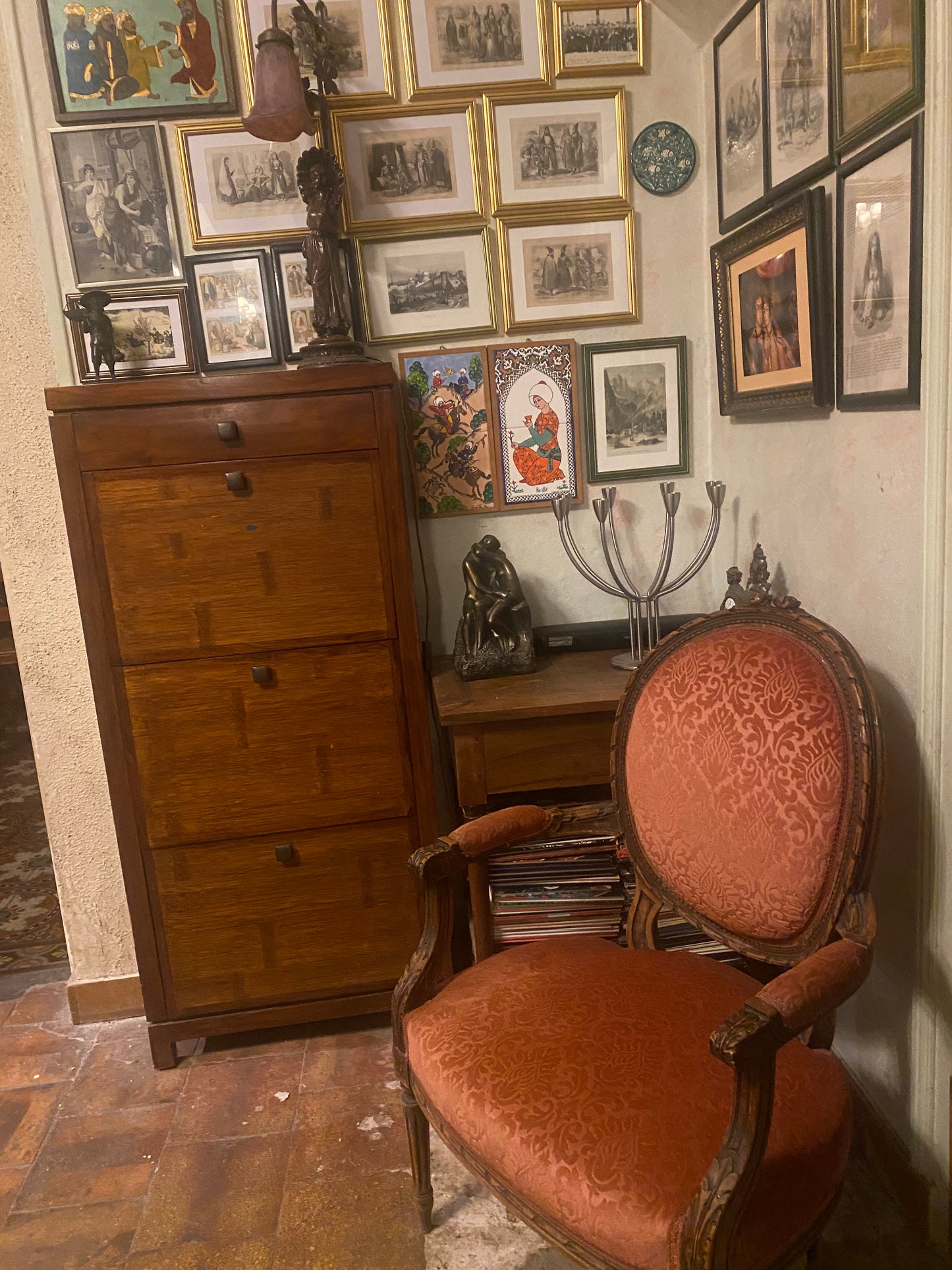 Fauteuil ancien à dossier en médaillon