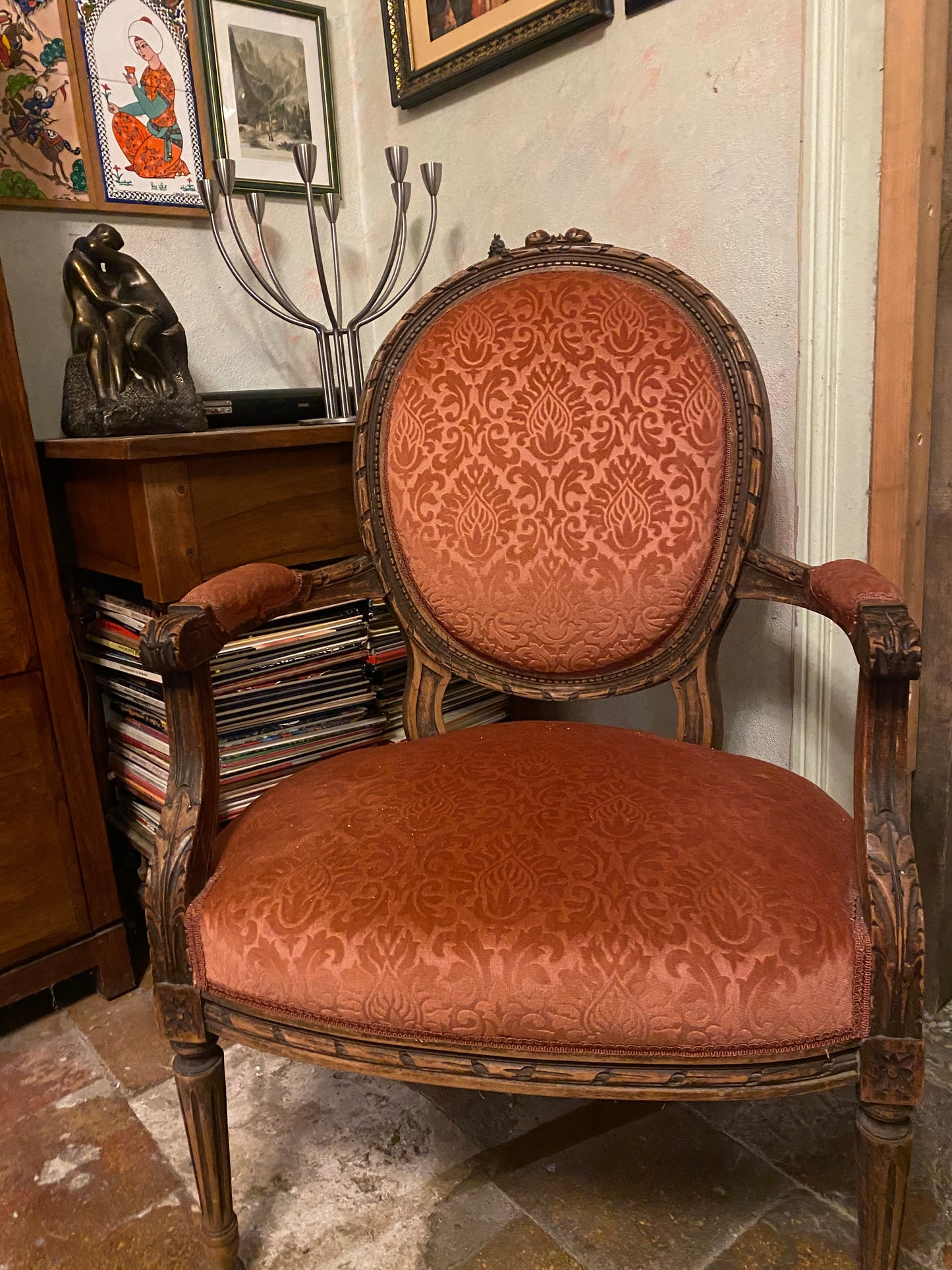Fauteuil ancien à dossier en médaillon