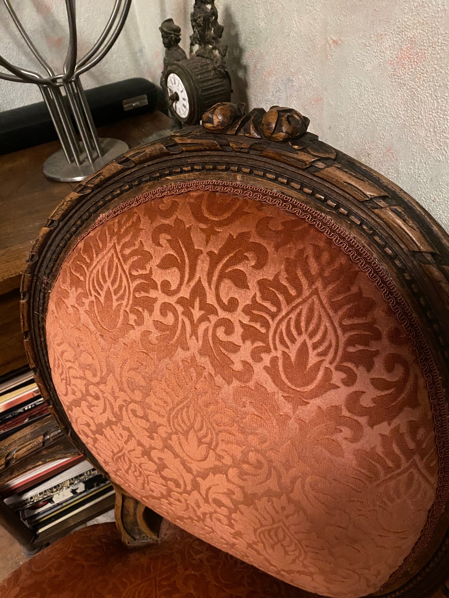 Fauteuil ancien à dossier en médaillon