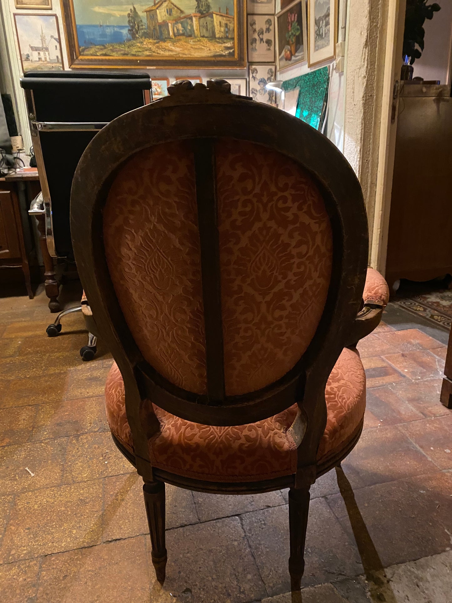 Fauteuil ancien à dossier en médaillon