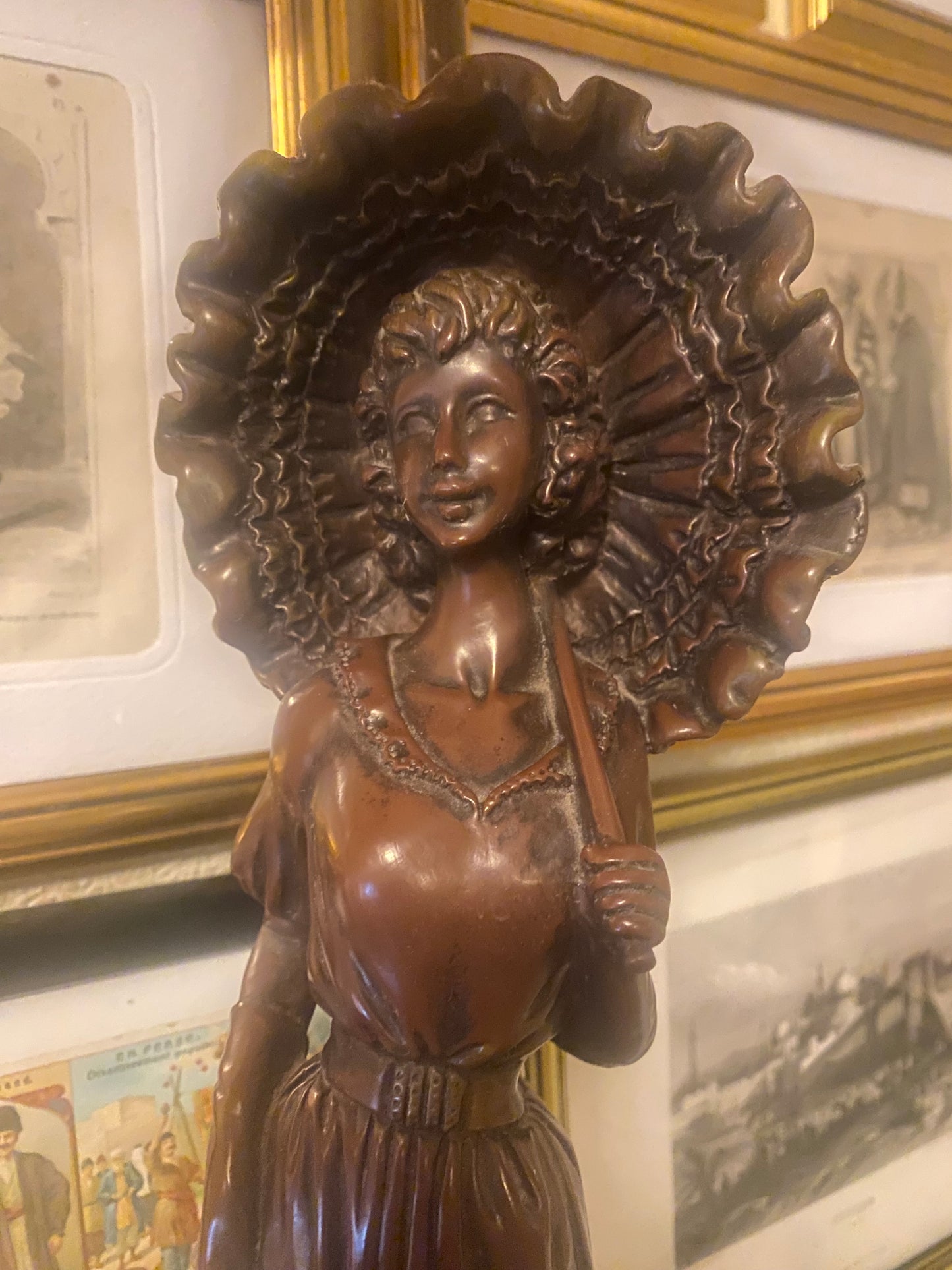 Statuette de femme élégante