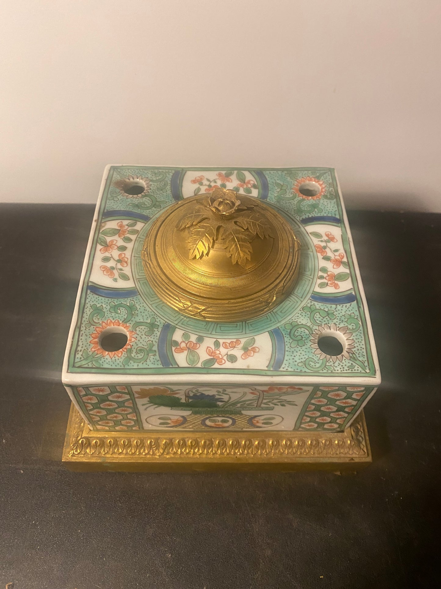 ENCRIER EN PORCELAINE DE SAMSON DE LA "FAMILLE VERTE"