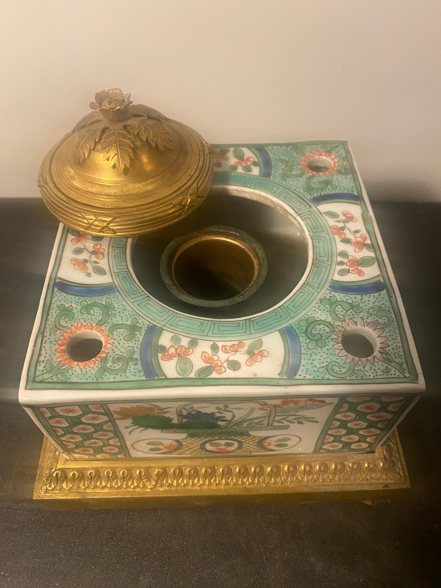 ENCRIER EN PORCELAINE DE SAMSON DE LA "FAMILLE VERTE"