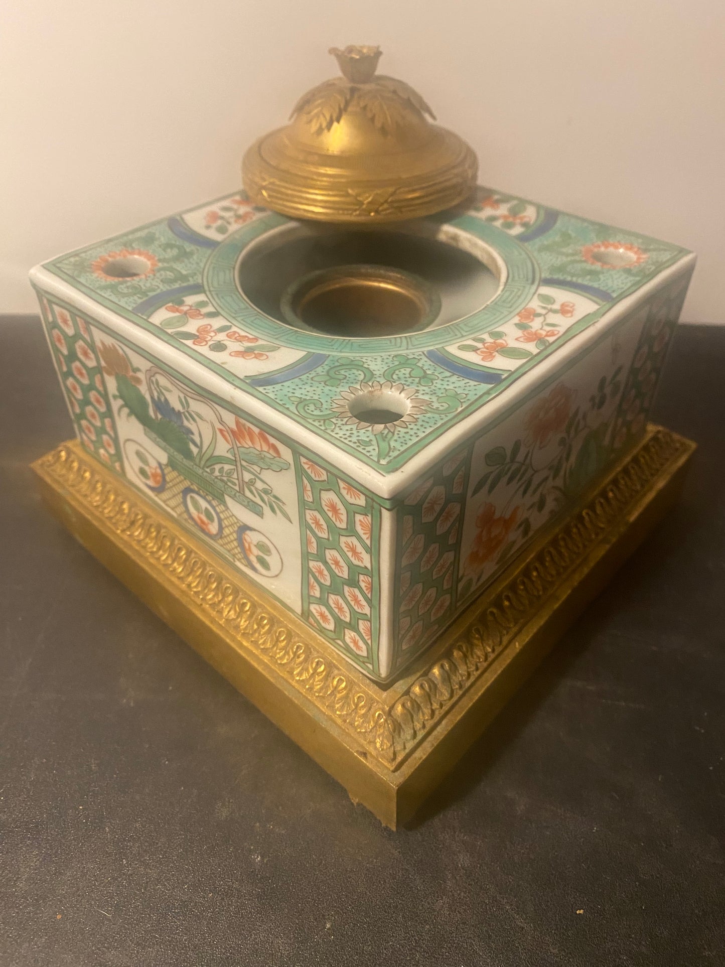 ENCRIER EN PORCELAINE DE SAMSON DE LA "FAMILLE VERTE"