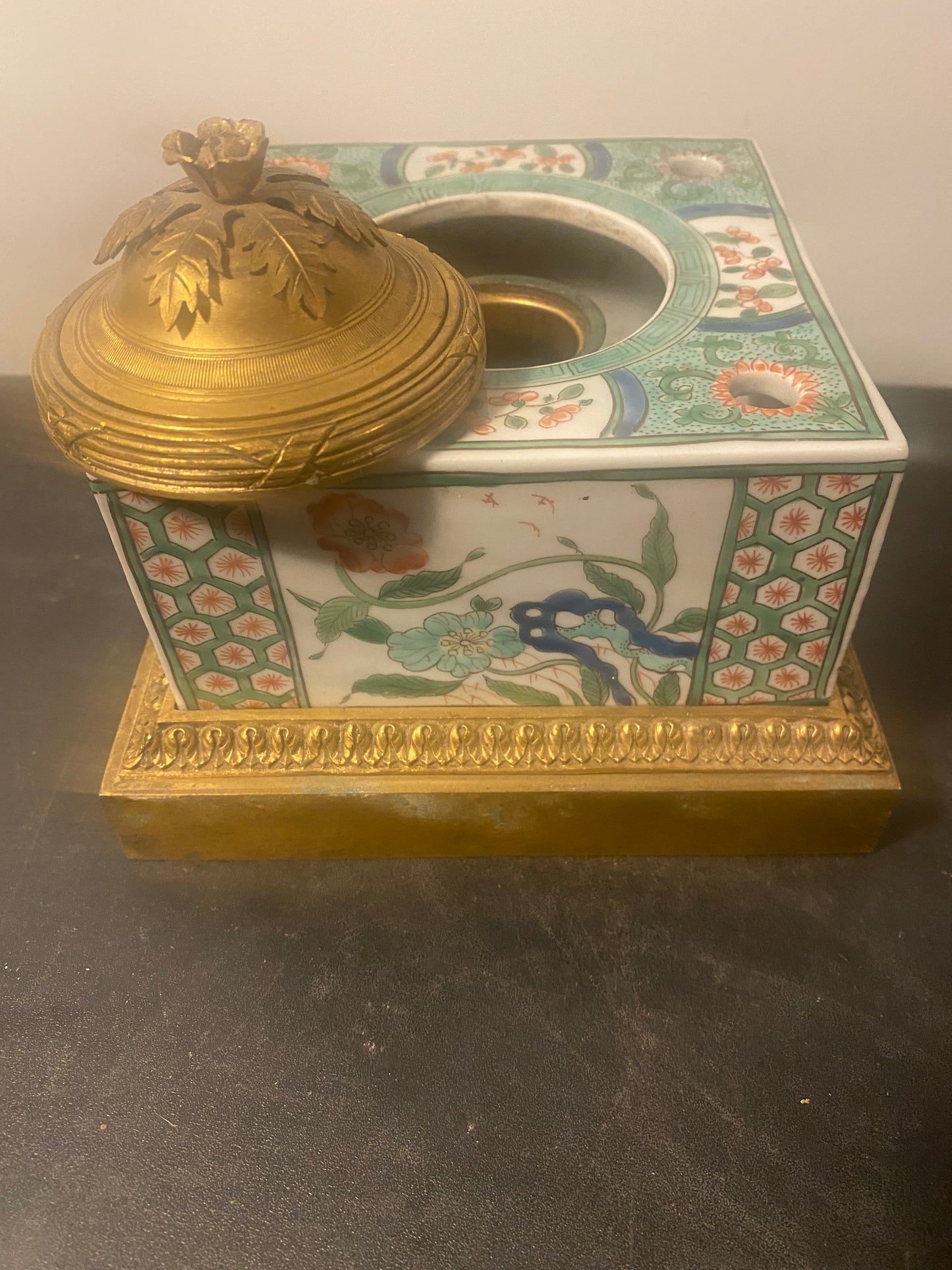 ENCRIER EN PORCELAINE DE SAMSON DE LA "FAMILLE VERTE"