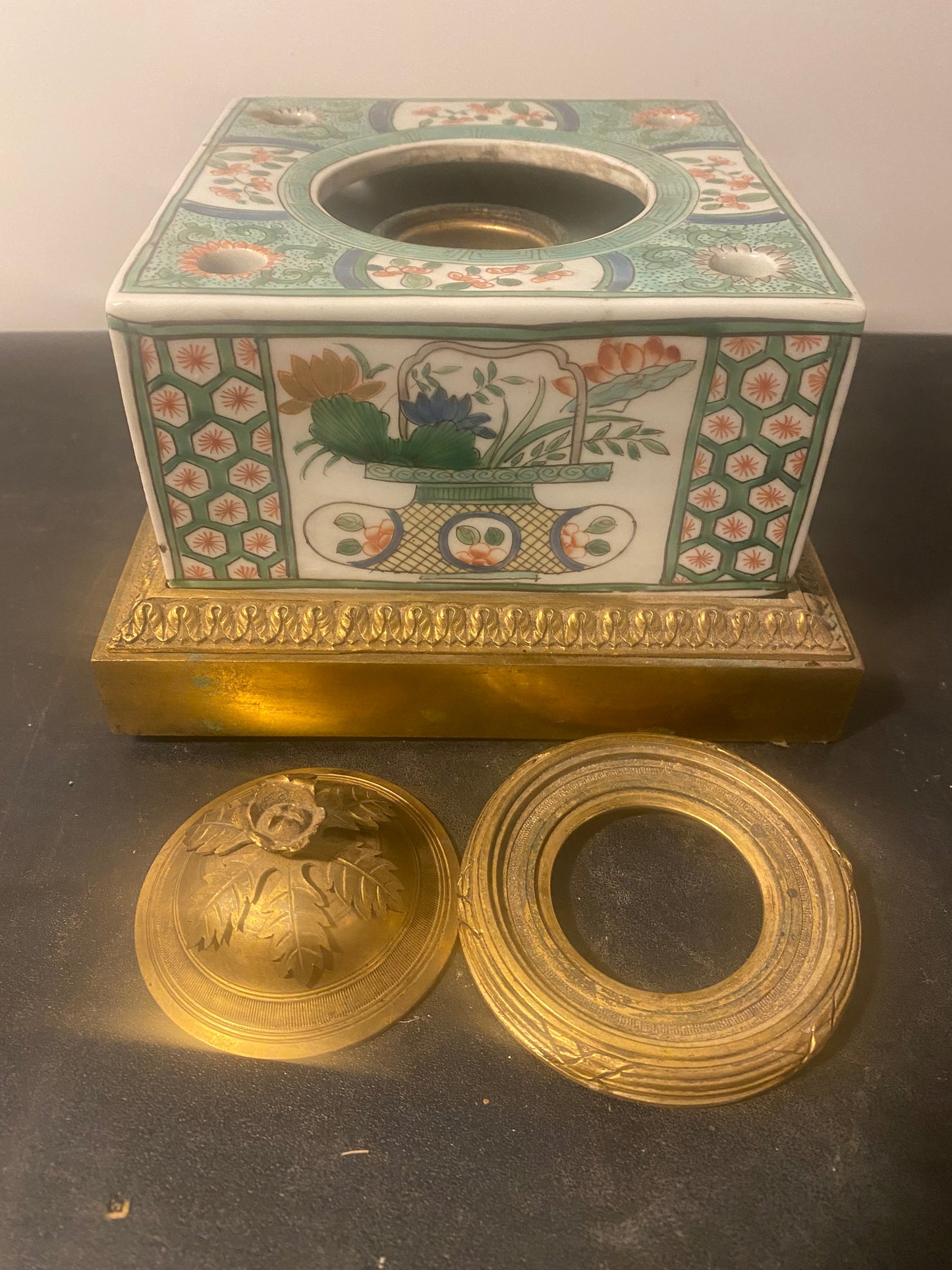 ENCRIER EN PORCELAINE DE SAMSON DE LA "FAMILLE VERTE"