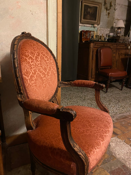 Fauteuil ancien  à dossier en médaillon