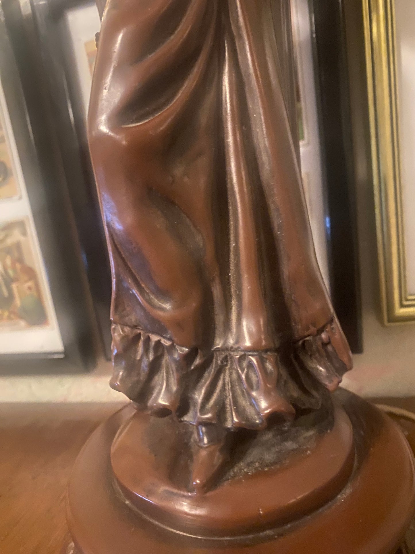 Statuette de femme élégante