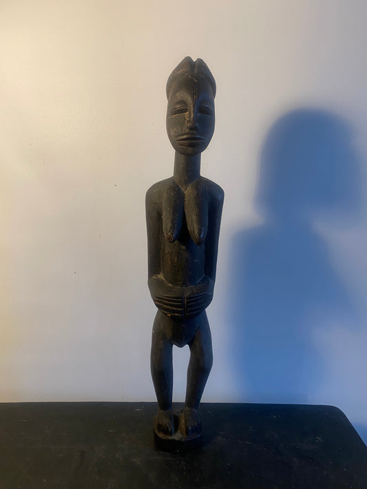 BAOULE, Côte d'Ivoire. Bois sculpté. Statue femme. Haut.: 50 cm.