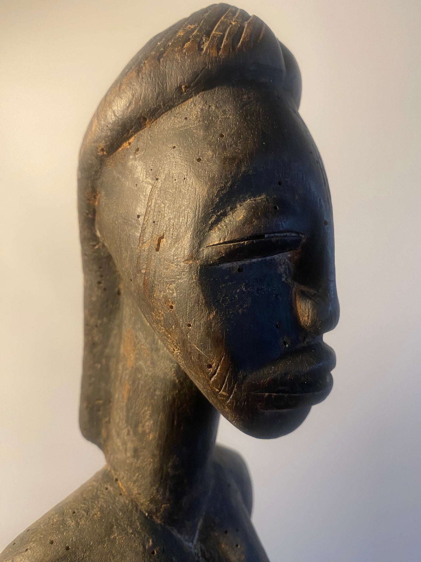 BAOULE, Côte d'Ivoire. Bois sculpté. Statue femme. Haut.: 50 cm.